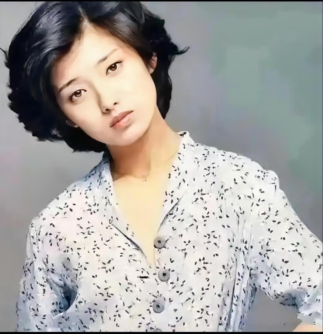 要和一个男人相处的快乐，你应该多多了解他而不必太爱他；要和一个女人相处的快乐，你