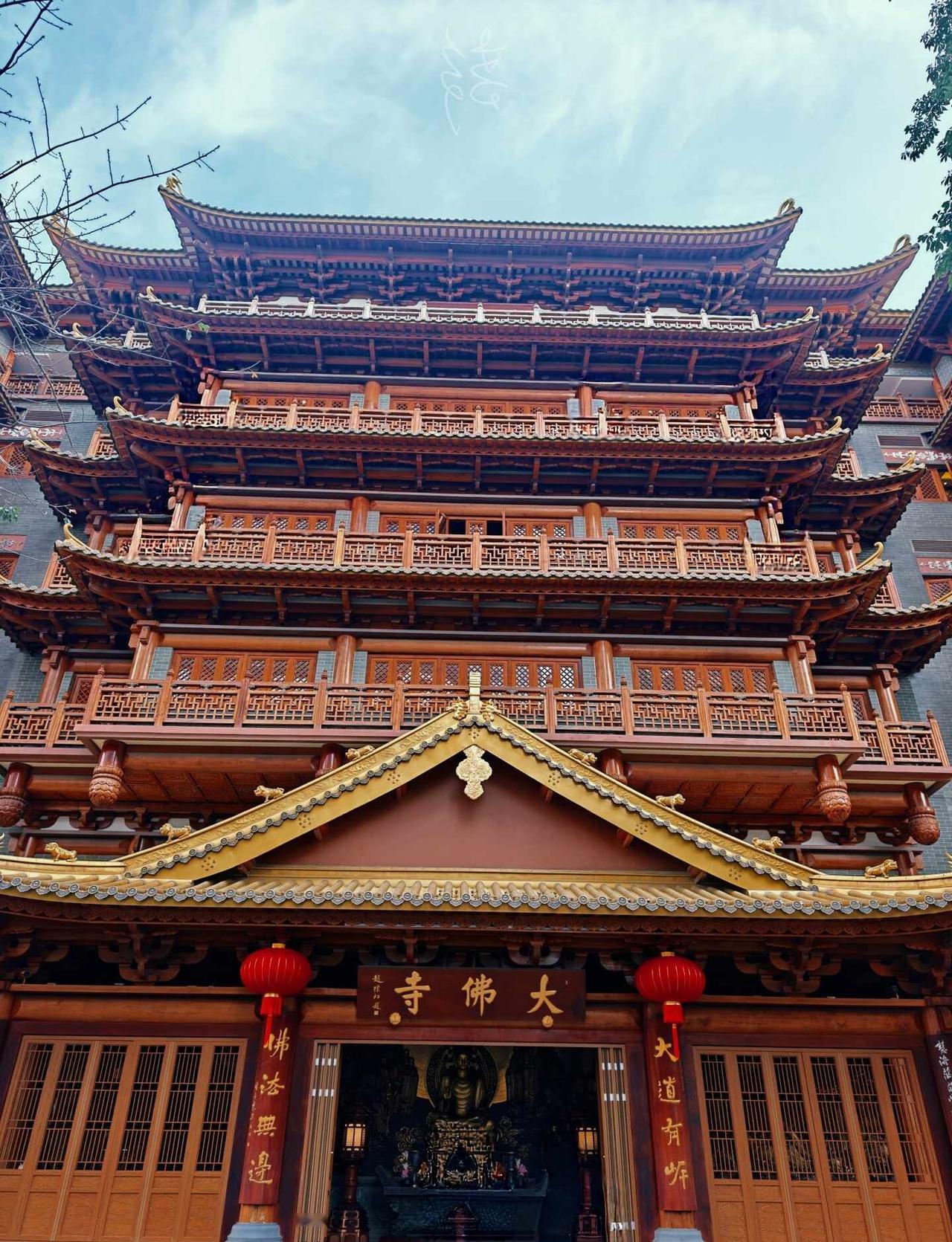 很火的广州必打卡机位之大佛寺
闹市寻禅，赴一场大佛寺的光影之约。
灯火点亮飞檐，