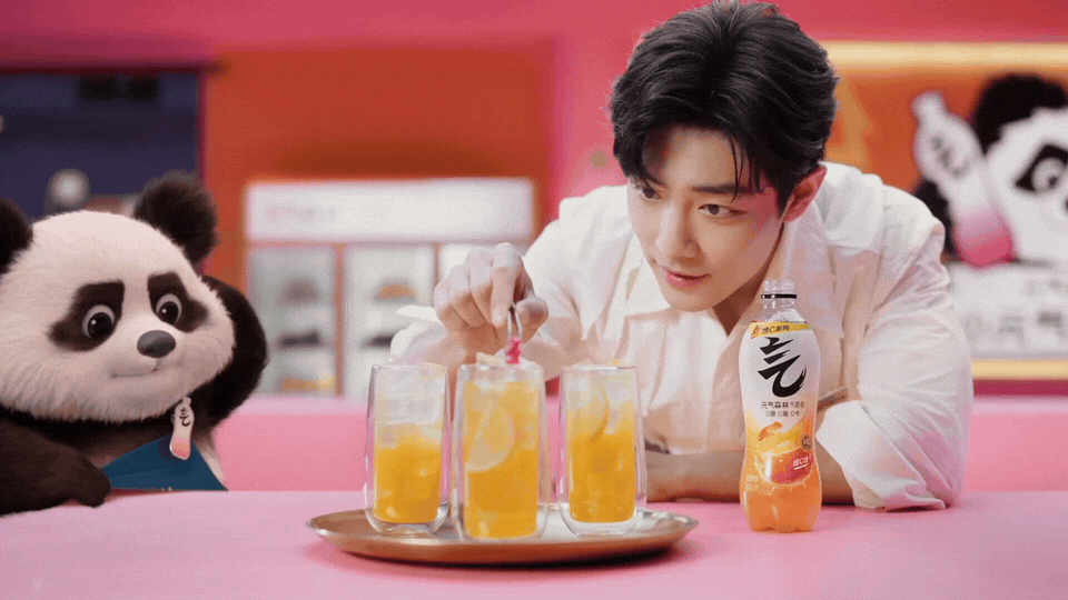 这是什么超萌的调饮组合啊！肖战帅得太超过了🙏 ，还有熊猫小元气亲手送到，配合简