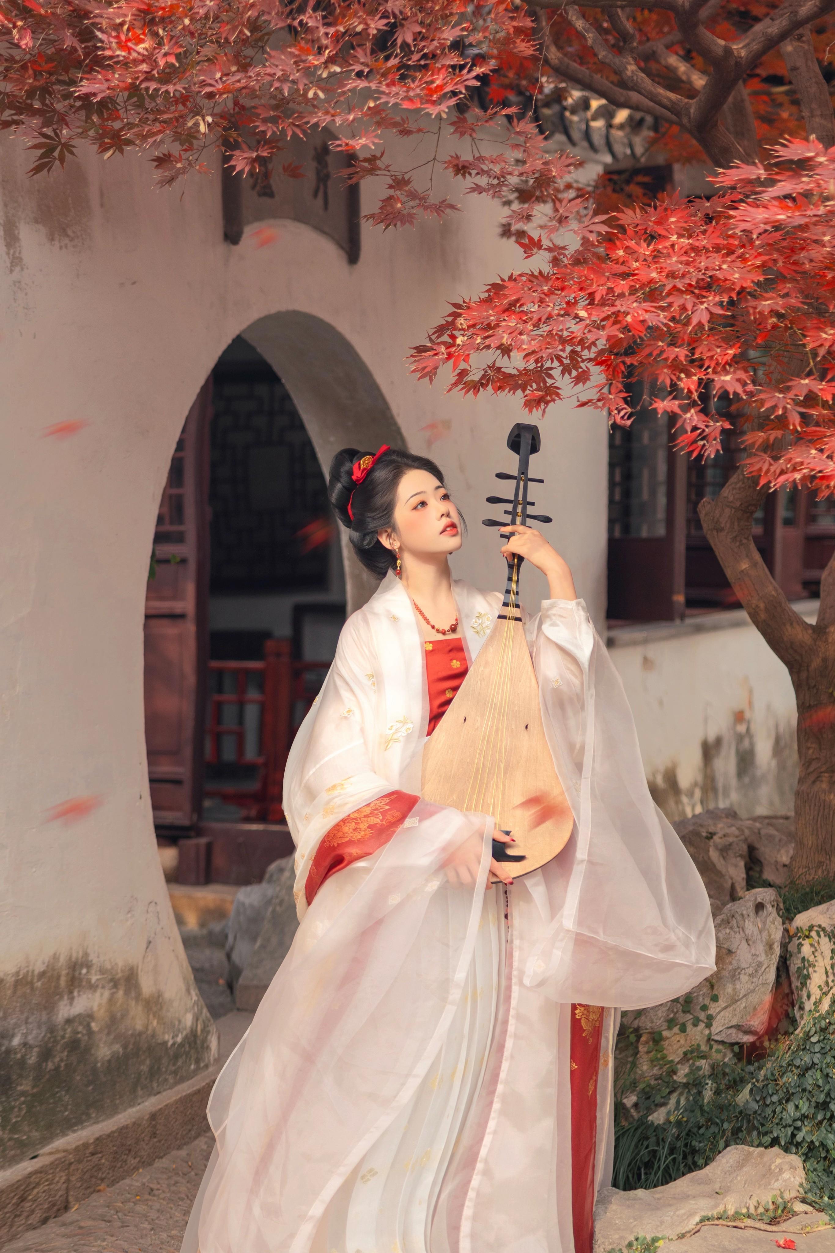 ‘ 旧夏别迟、循循已秋 ’。