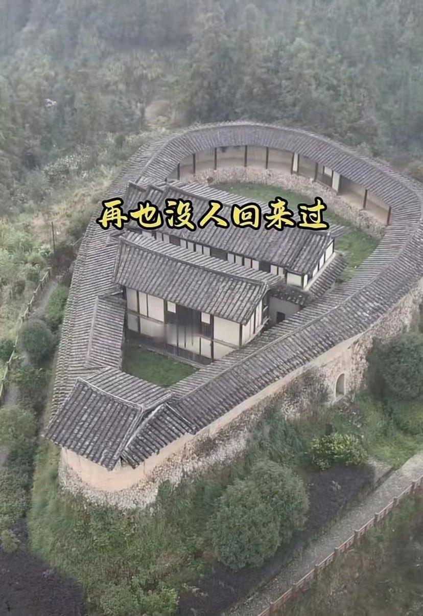 以前这可是实打实的大户人家，在深山里盖出这么气派的宅子，家底有多厚可想而知。
可