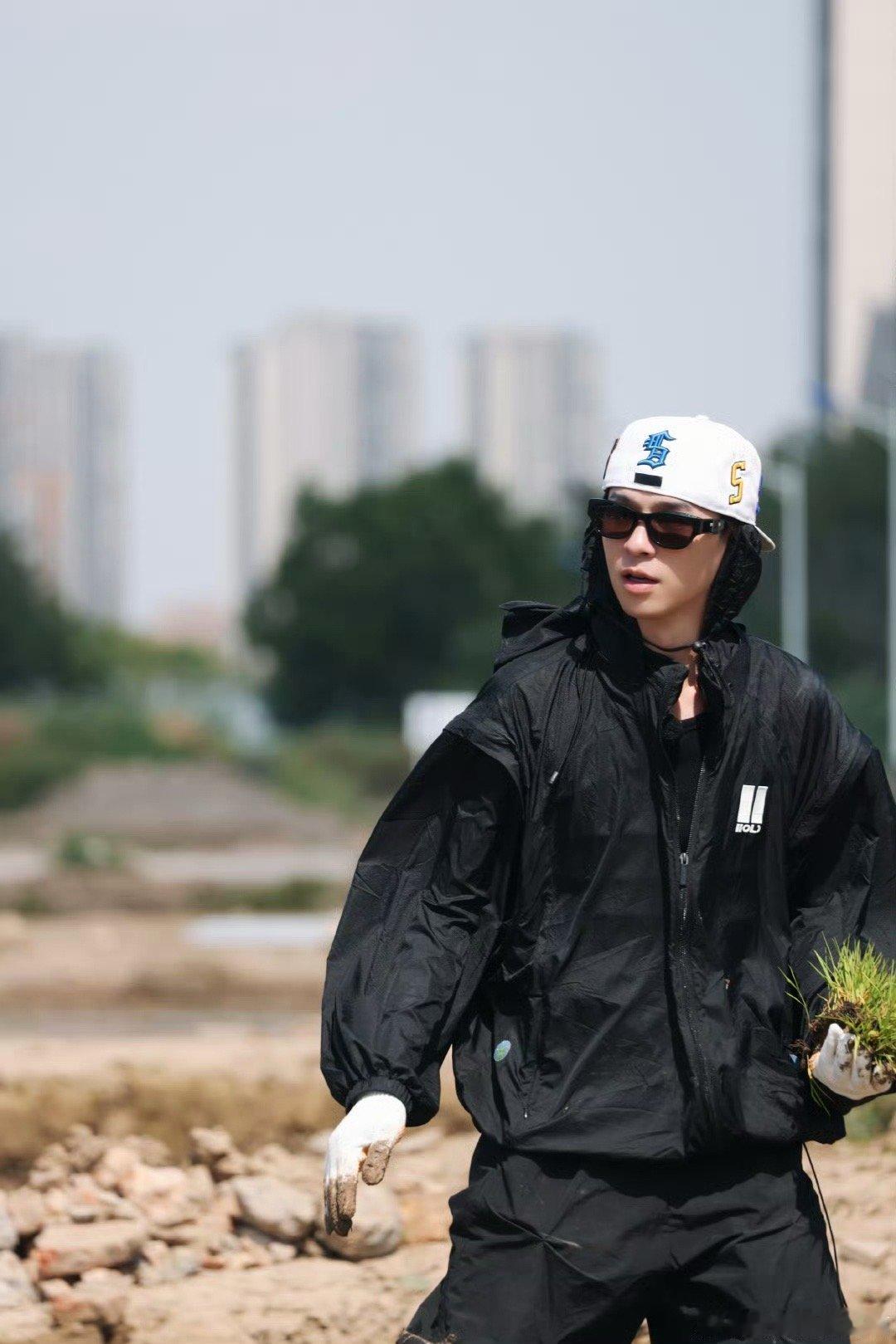 何浩楠插秧前后变化、何浩楠大家劳动节快乐 啊啊啊啊啊，何浩楠插秧前后变化，可以有