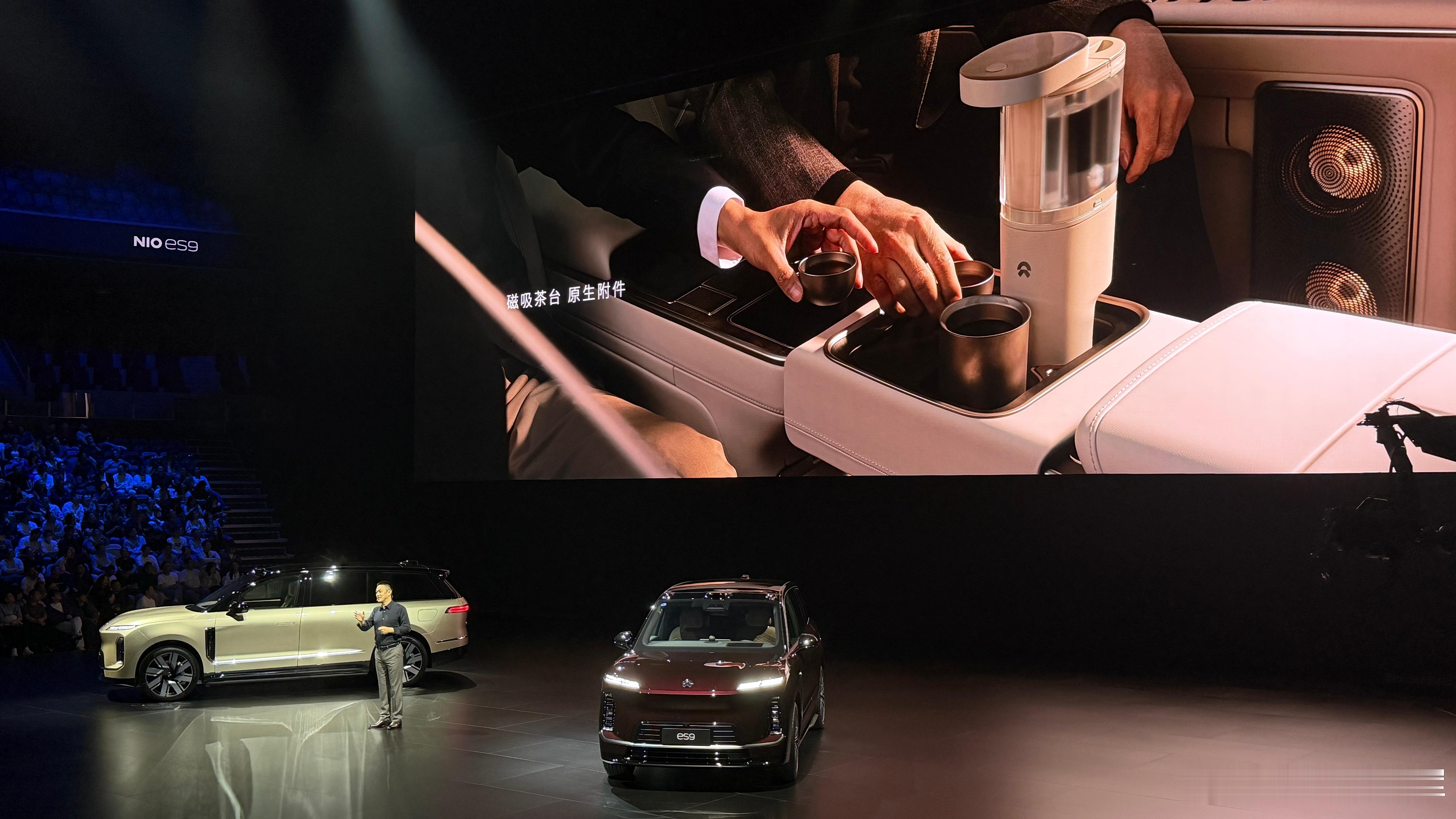 蔚来蔚来ES9里面的二排中岛居然可以变成一个茶台？潮汕人DNA动了！ 