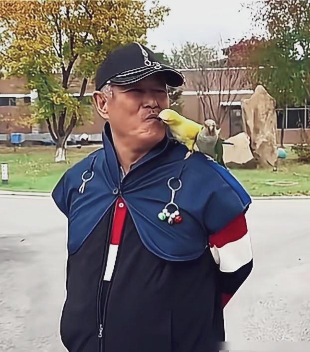 本山大叔的鸟养得真不赖。还能和他亲吻呢！