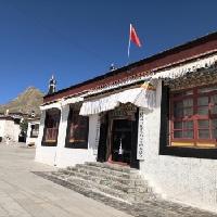 扎什伦布寺坐落于日喀则尼色日山麓，藏语意为“吉祥须弥寺”，1447年由一世达赖根