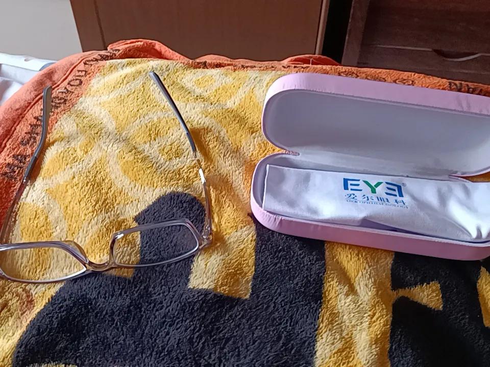 在医院配镜，总觉得是比较好一点。
         这个爱尔眼科1楼，这个配镜先