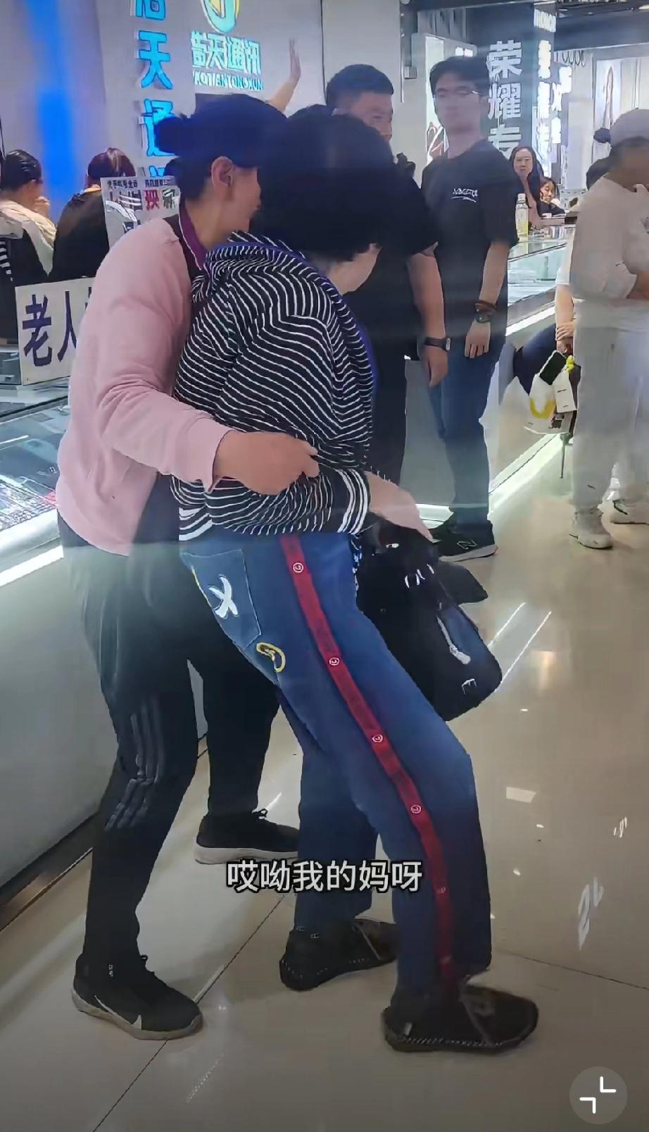 老太太在手机店大闹：老人买完手机后要退货，老板扣了点折旧费，老人不同意，结果就闹