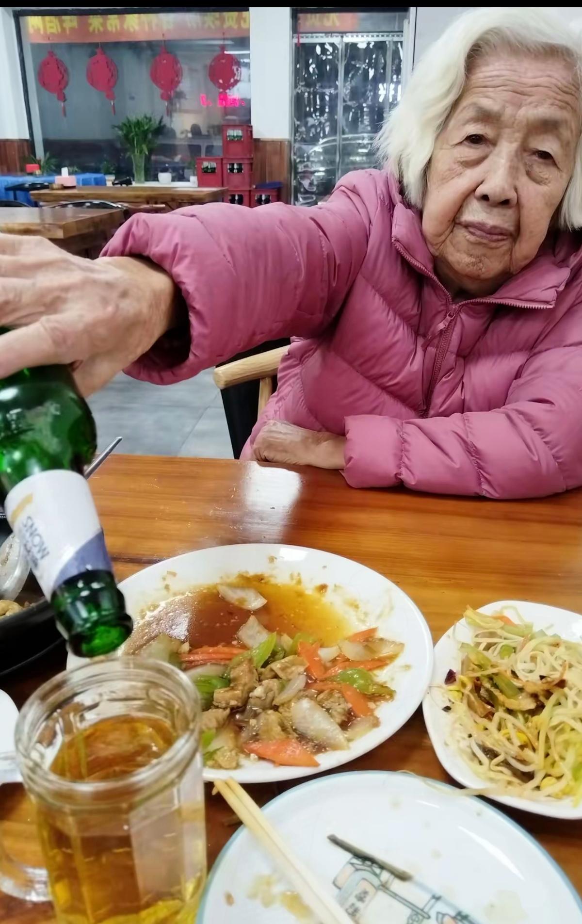 97岁母亲给儿子倒酒！这才是孝最暖的样子——珍惜当下比啥都强！
 
      