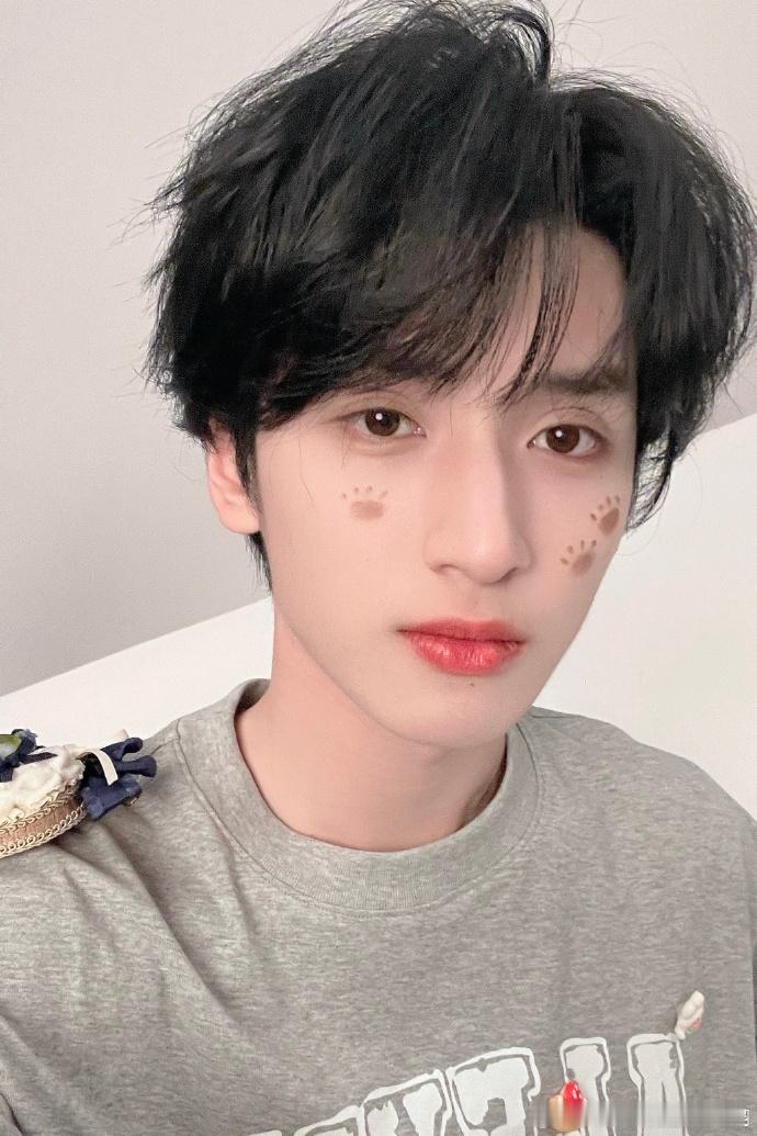 #严浩翔自拍vs他拍##严浩翔分享他拍和自拍#严浩翔的自拍与他拍呈现可爱的独特风