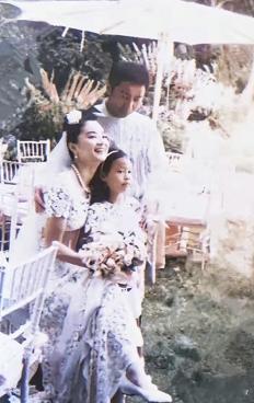 林青霞的那件丑婚纱，谁穿都不好看。 有人说是因为结婚时岁数已大，不适合标新立异的