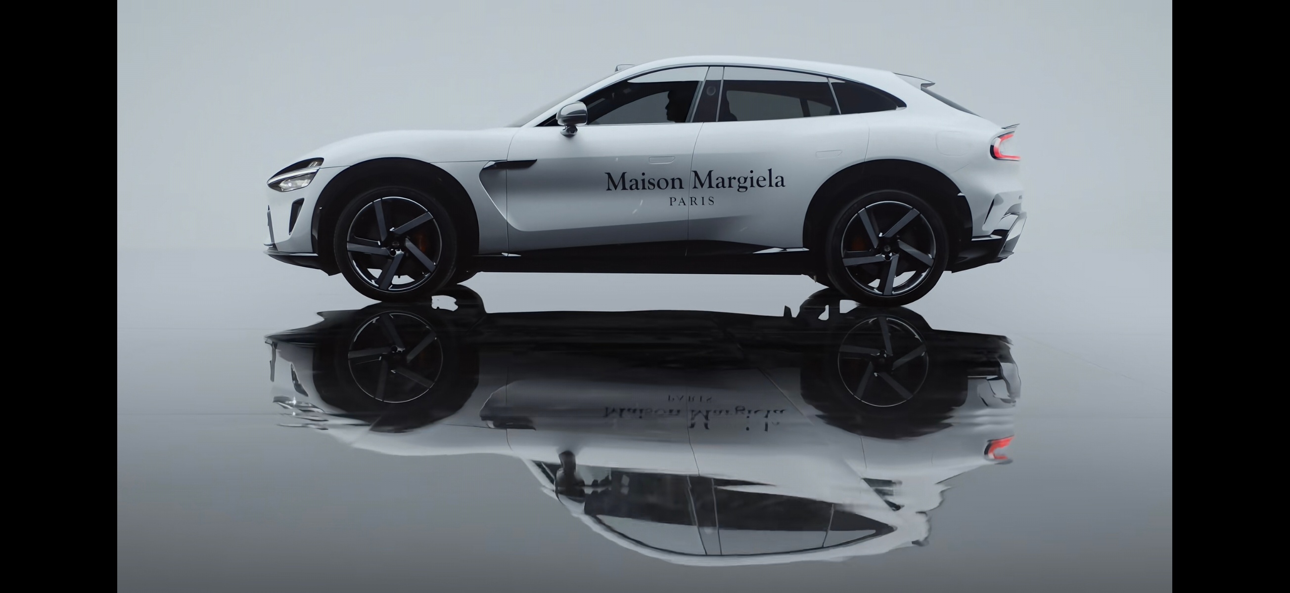 不知道为什么官方没在微博公布这个信息：小米宣布成为Maison Margiela