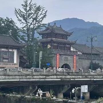 在那春暖花开的时节。让我们一起踏上这段美妙的旅程。迎着和煦的阳光。置身于花团锦簇