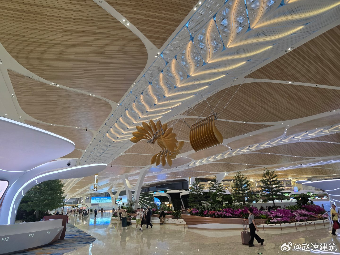 广州白云机场新建成的的 T3 航站楼，从结构装饰到灯光设计以及艺术装置，都非常有