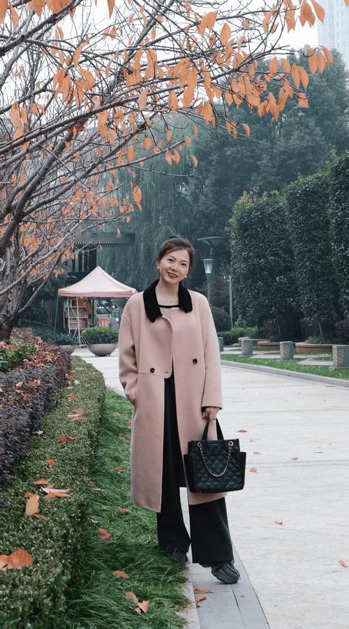 人都说女人50一支花，不知他人怎么看，我是深信不疑的。年轻女人在家当姑娘时凭黄花