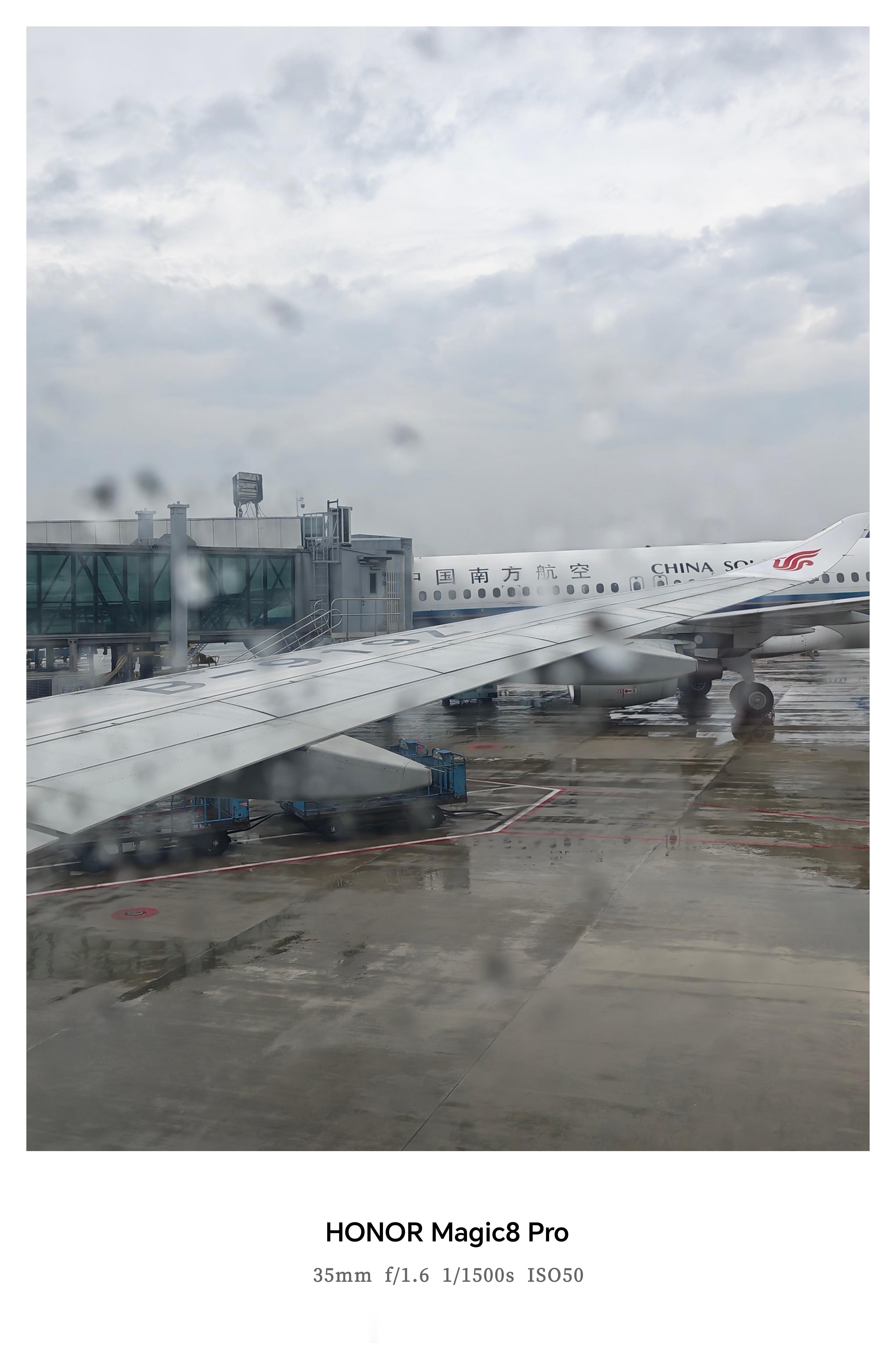今天飞北京，第一次乘坐国产大飞机C919，座位间距挺宽敞的，就是行李架比较小～我
