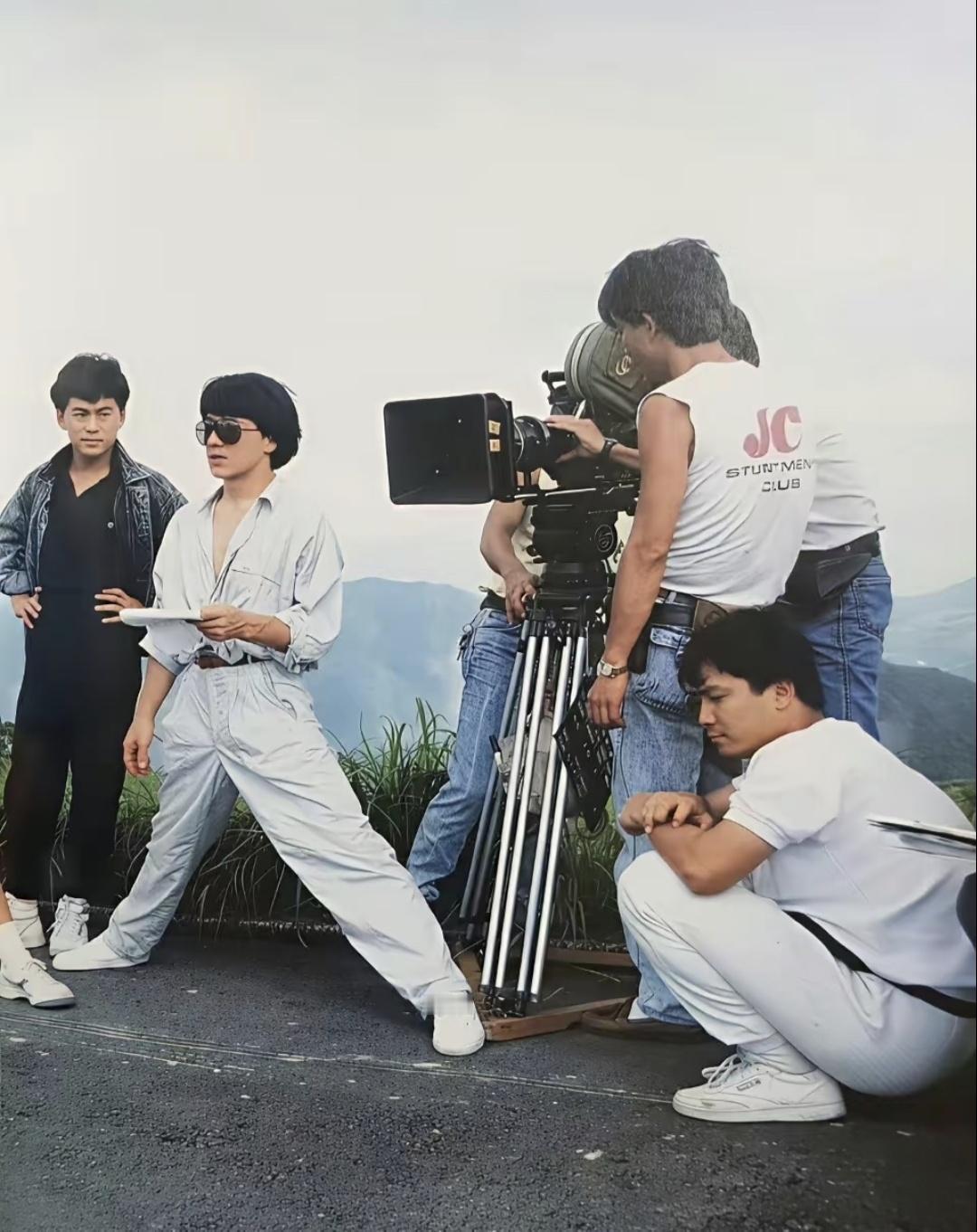 1988年，成龙在《警察故事续集》拍摄现场，本片同前作一样，由他自导自演，如成龙