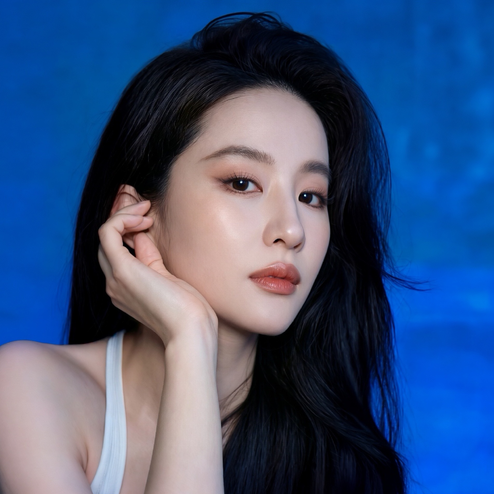 刘亦菲自拍发现被拍的反应好可爱 完完全全女大生来的
