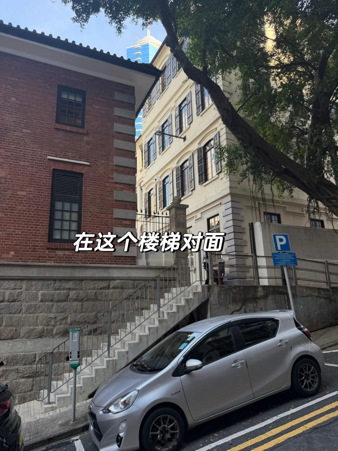 已经刷到不止一千个好看的小姐姐在香港这面镜子前拍照打卡了，我至今不明白这面镜子有