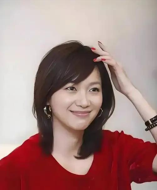 徐静蕾真的是岁月不败的美人啊！一袭红色上衣穿在她身上，那叫一个喜庆又亮眼，瞬间就