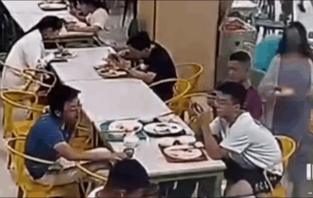 近日，一网友曝光一则视频：3名男生在一食堂边吃饭边聊天时，其中一名男生提到猫屎太