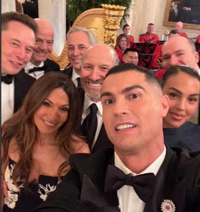 近日，足坛传奇 C 罗在白宫的一张自拍引发广泛关注，照片中集齐多位各界名流，成为