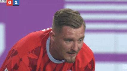 又来分享牛逼的防守表演了，请欣赏柏林赫塔中卫莱斯特纳的门前鱼跃头球解围 