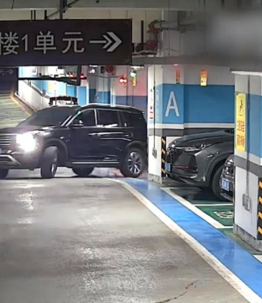 四川，一大姐开车总觉着油掉得飞快，她老公查12123，系统竟然多了一条违章记录，