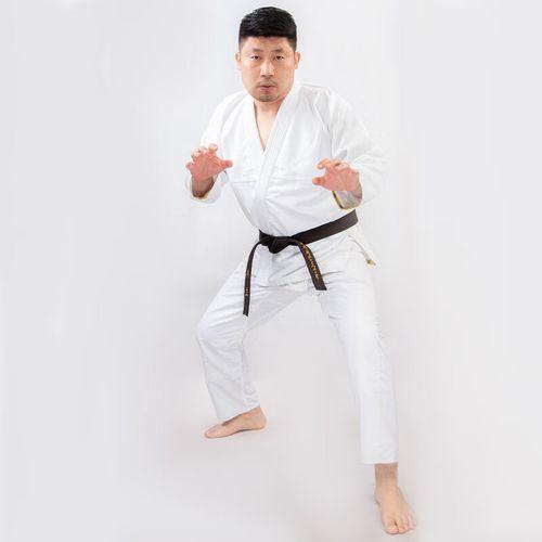 每次看柔道比赛，选手们身上那套厚实的白色道服总是格外引人注目。
 
不少观众会有