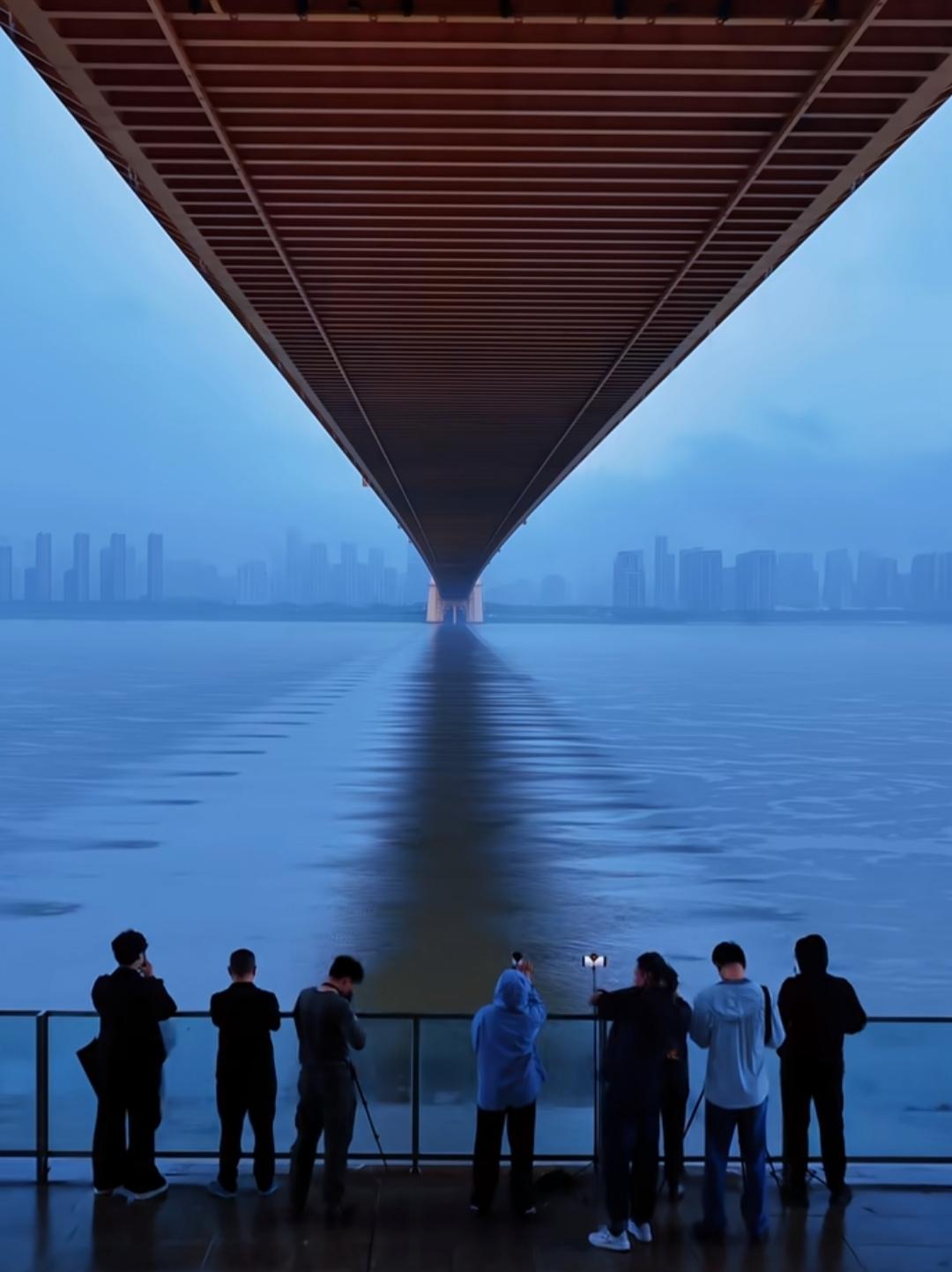 一场大雨，让武汉杨泗港大桥又成了出片圣地！

在排水孔随风飘落的雨水，形成了两排