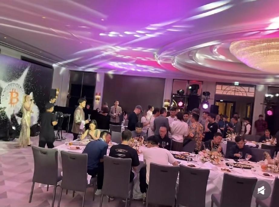 4月21日，孙宇晨在香港举办行业16周年聚会，也是私人晚宴，找人赞助的好酒，这个