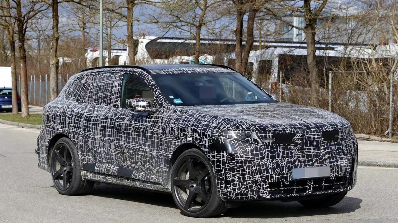 宝马iX5 M70  路测谍照曝光，预计米其林新胎+六活塞刹车
 
外观，前脸用