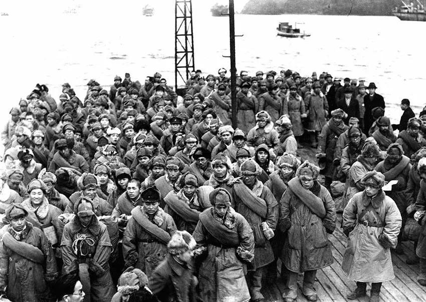1947 年，在苏联的日本战俘返回日本舞鹤。