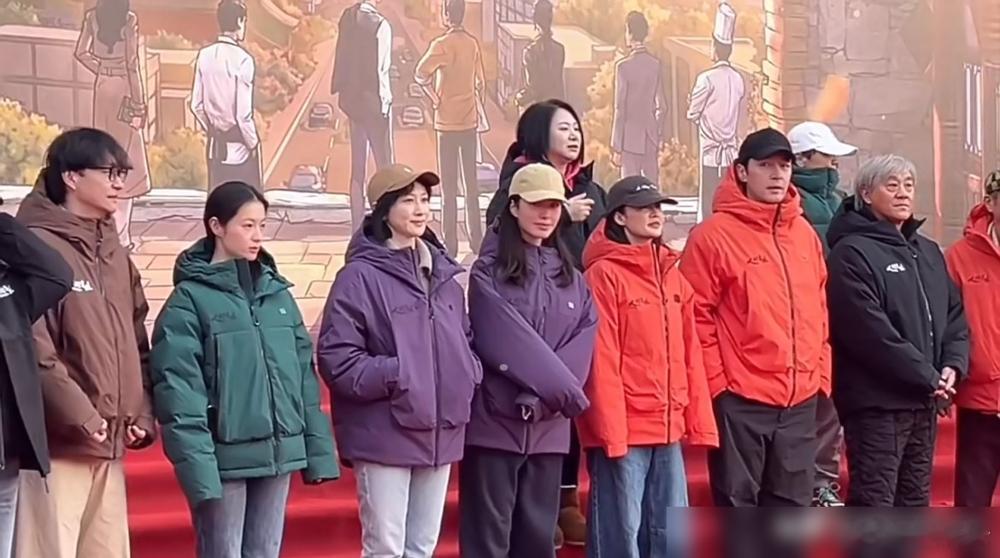 胡歌李沁开机照 12月16日，胡歌，李沁，纯素颜亮相新剧《人间有味》开机，现场路