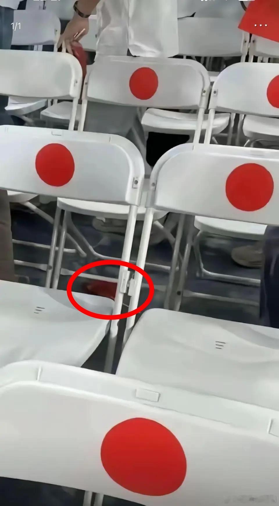 白色座椅贴红色标签引发误读咱们读书少，能把白椅子上贴红圆看成日本国旗，人才济济的