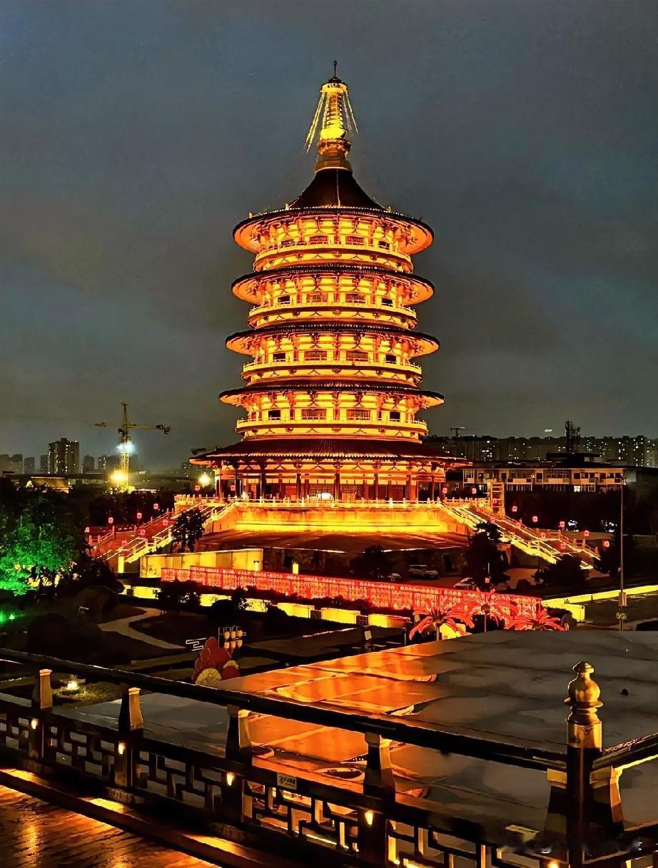 洛阳的厚重，不在巨型石碑之上，而在老街巷的市井烟火间。砖瓦见证千年历史，岁月沉淀