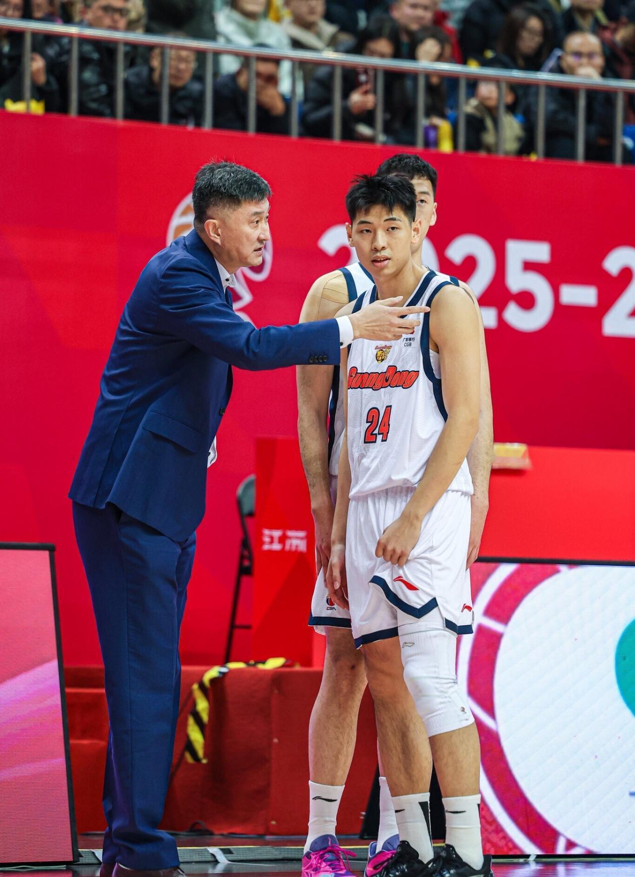 杜锋回归，广东队遭遇两连败，客场不敌山西，排名跌到第五，可以说已经彻底无缘前四了