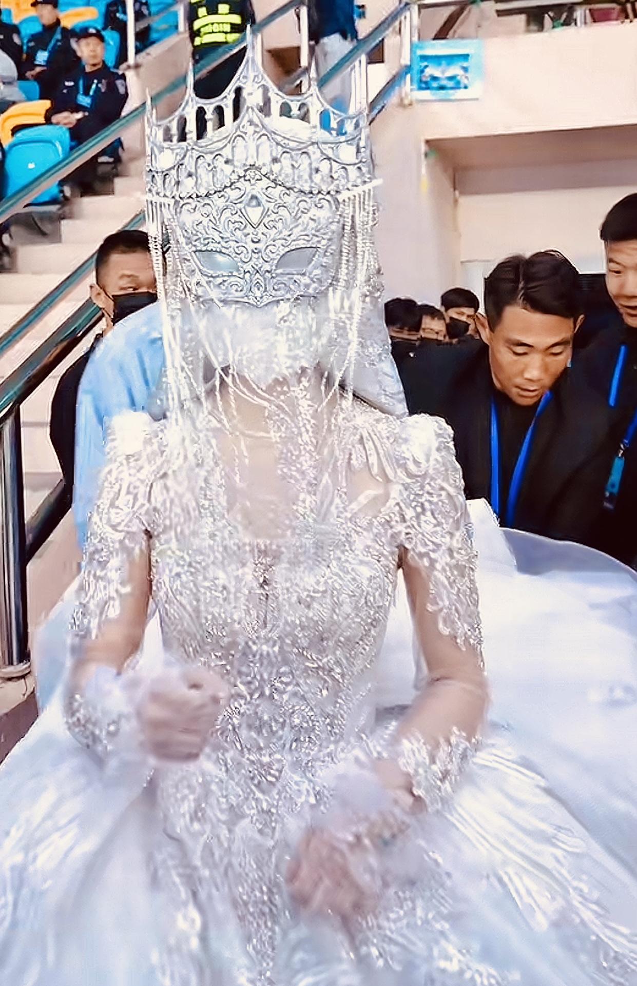 从某个角度讲，旺仔小乔这次跨时代的“不露脸”演唱会，算得上是真正的服从性测试，演