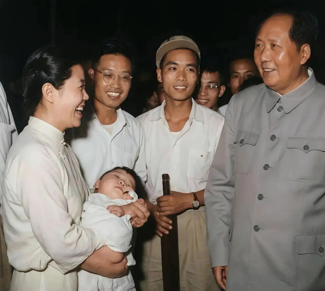 这位怀抱里的小孩子叫什么名字啊？
有人知道这个场景的详细情况吗？