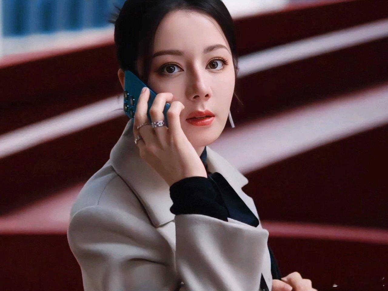 迪丽热巴美貌没有缓冲区 迪丽热巴的美貌真的有点太超过了！！一进入镜头就是视觉中心