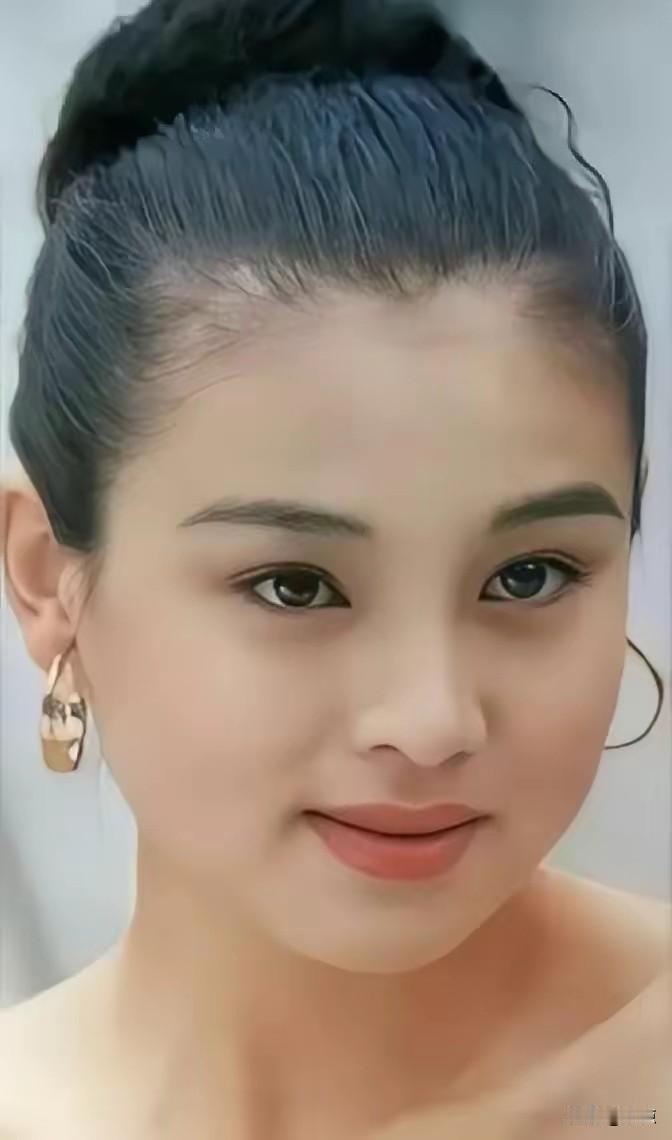 1999年，女儿刚刚降生，英宁便向赵明明提出离婚。面对妻子的追问，他始终含糊躲闪