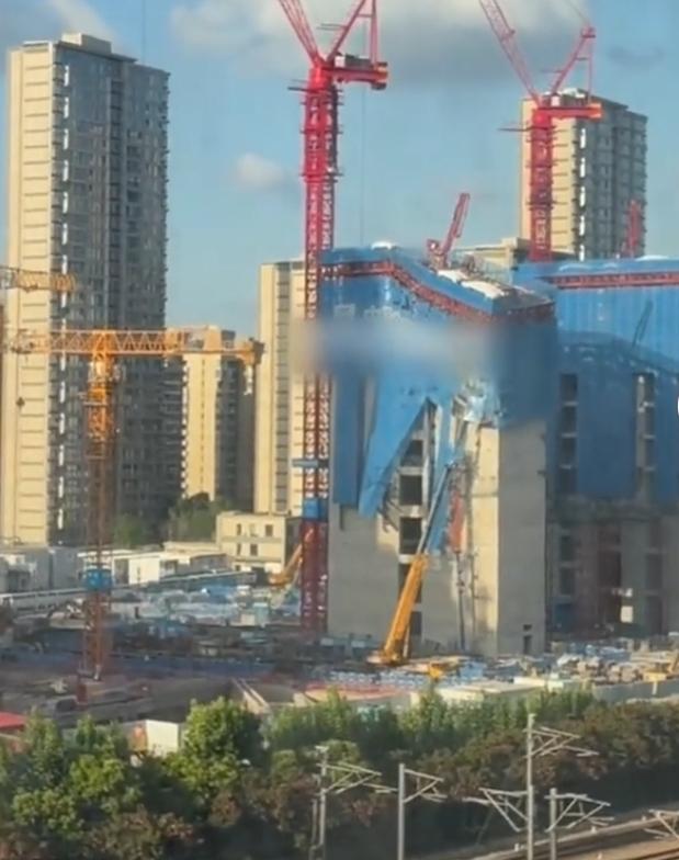 施工方回应京东上海总部大楼“歪”了
5月16日，有网友爆料称上海普陀区在建的京东