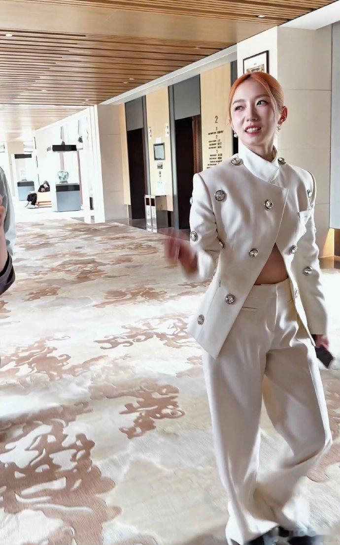 孟美岐最新活动状态孟美岐全白露脐装孟美岐全白造型，又美又酷，轻松驾驭时尚感，太厉