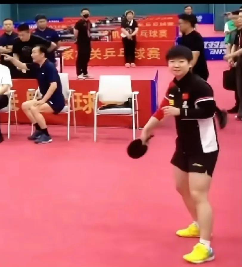 被莎莎可爱到的一天
 
谁懂啊！“旗帜杯”现场，场下喊“莎莎”，她突然懵圈转身，