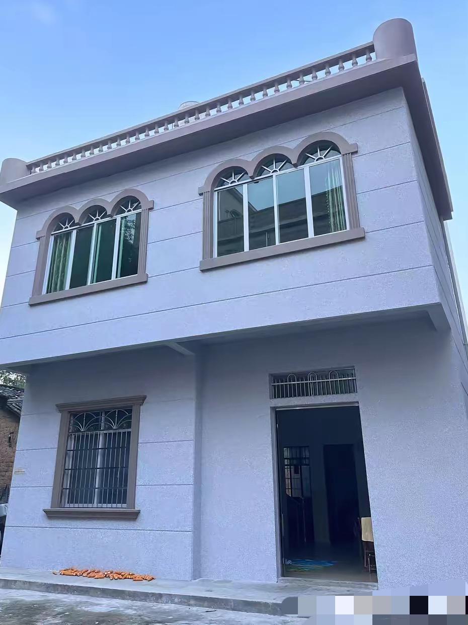 亲嫂子最近闹着要在城里买房，想让我们俩姐妹出点钱支援一下，她的意思很明显，就是钱