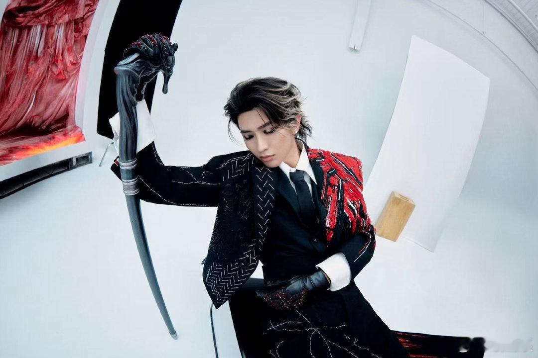 蔡徐坤把MetGala走成游乐场 从神态到步伐都透着随性，蔡徐坤把MetGala