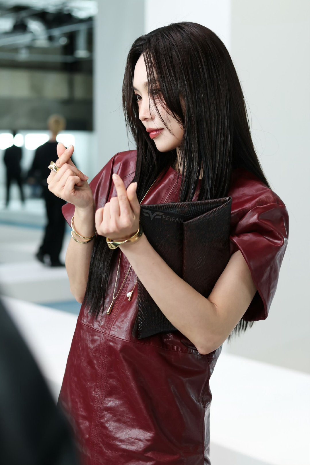 王霏霏湿发红皮裙 一个眼神就让人沦陷，一个转身就燃炸全场。湿发红裙，又欲又攻，姐