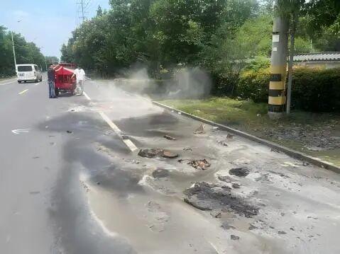 近日，宝应铁桥社区网格员雷超群在运河路巡查时，发现废品纸箱高温自燃。火情靠近电线