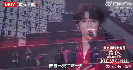 付思超北影节Tonight舞台 线下现场的实拍画面质感十足，付思超全身心投入To