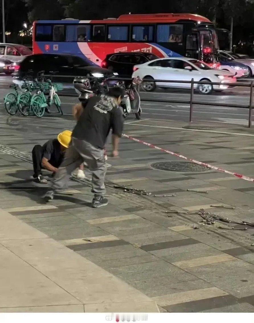 深圳这城市，真是让人惊喜连连啊！前阵子脱口秀演员黑灯在节目里吐槽的不锈钢盲道“瞎