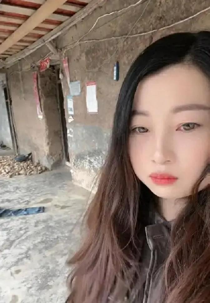 重庆34岁女子被丈夫打到离婚，拎着包回村，亲妈一句嫁出去的女儿别回来，直接关门。